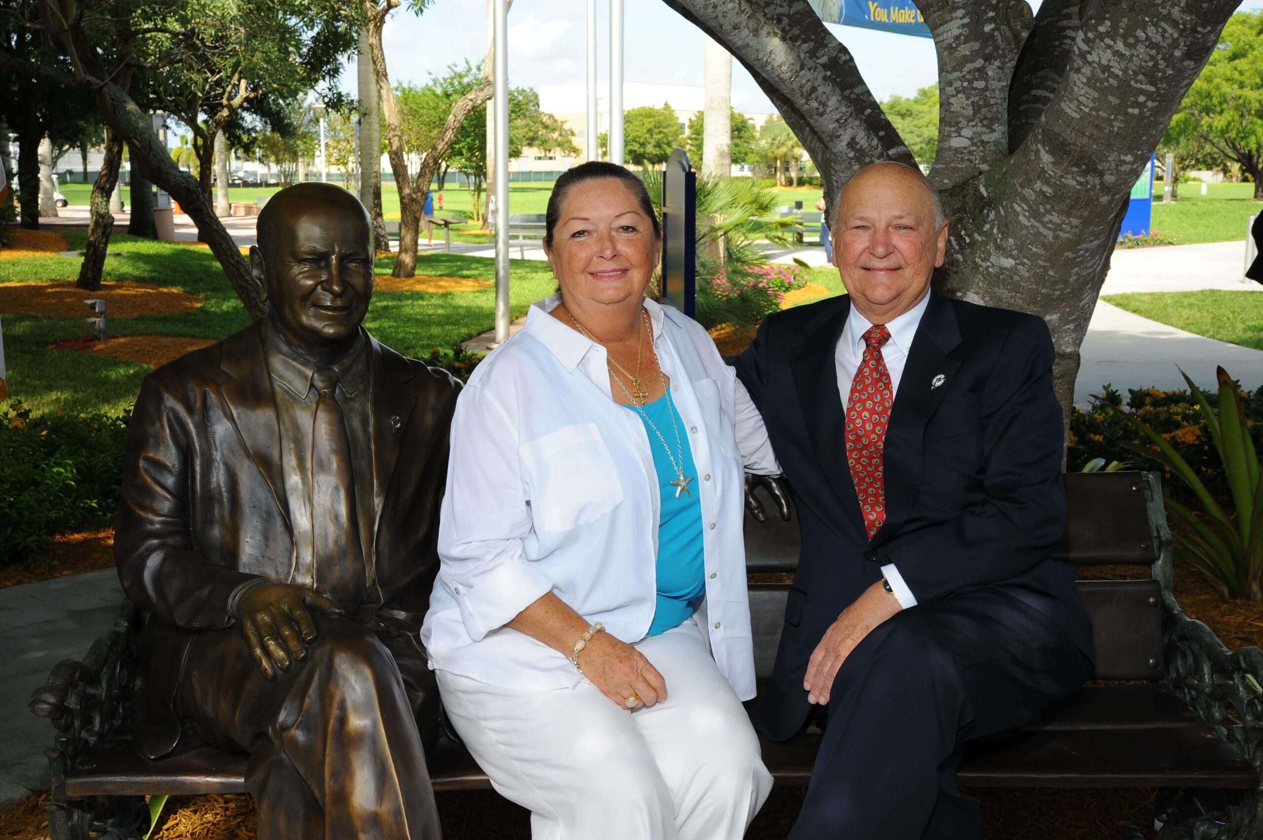 Marti and Wayne Huizenga sit on a bronze bench and statue of Wayne Huizenga on NSU's Davie campus. The sculpture was designed and crafted by nationally acclaimed sculptor Robert St. Croix.