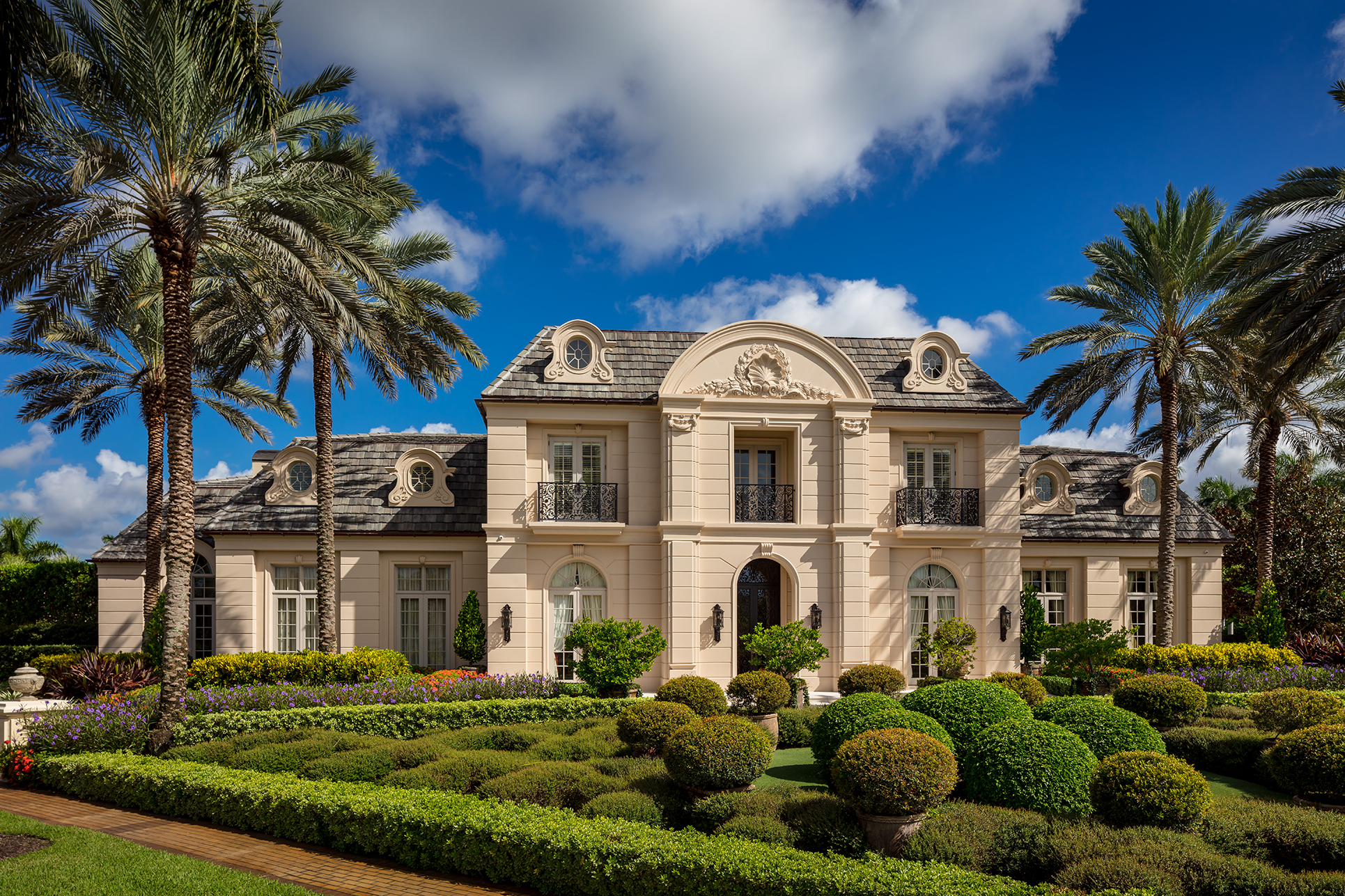 Walsh is equally fluent in modern modes and traditional homes, as at the St Andrews Country Club in Boca Raton.